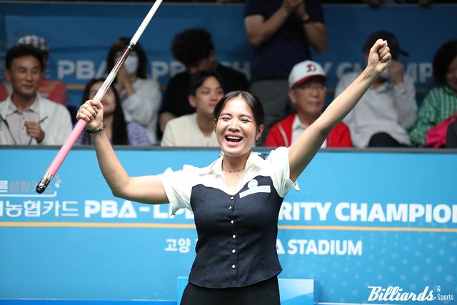 두 팔을 들고 우승 세리머니를 하는 스롱.