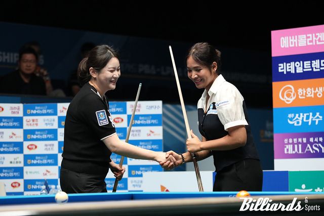 프로당구 3차 투어 'NH농협카드 챔피언십' 결승에서 만난 김민아와 스롱 피아비가 경기 전 악수를 나누고 있다. 사진=고양/이용휘 기자