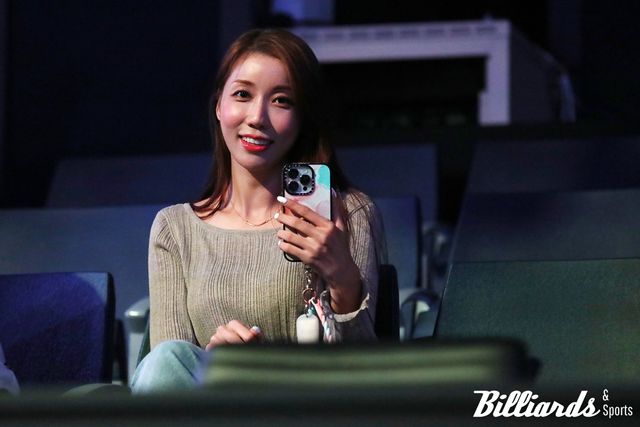 당구 치는 트롯 가수 두리. 사진=고양/이용휘 기자