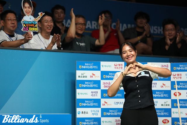 손하트로 인사하는 스롱 피아비. 사진=고양/이용휘 기자