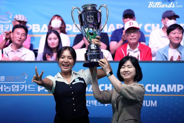 NH농협카드 이민경 사장에게 우승트로피를 받은 스롱.