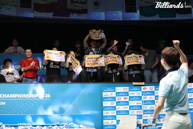 결승전에서 모리를 응원하는 갤러리들.