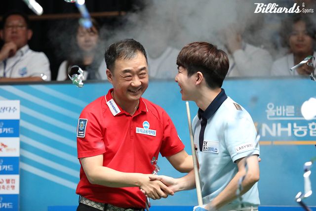 경기 종료 후 웃으며 악수를 나누는 엄상필과 모리.