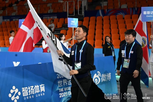 태극기를 들고 대회장에 입장하는 허정한과 조명우. 사진=WCBS 제공