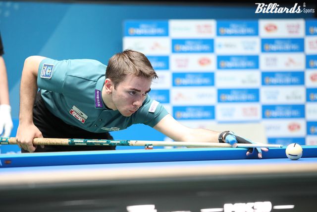 하샤시는 1세트와 3세트를 승리해 세트스코어 2-1로 산체스에게 앞서갔다.