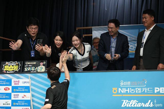 준결승전에서 승리한 모리가 응원해준 이우경, 한지은 등 에스와이 팀원들과 기쁨을 나누고 있다.