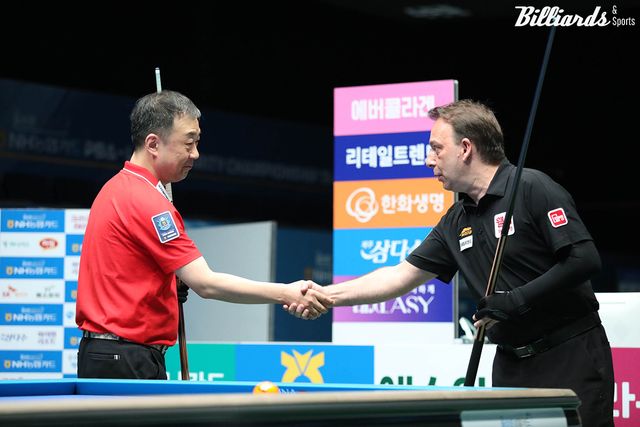 준결승전 시작 전 악수를 나누는 엄상필과 산체스.