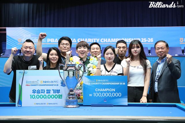 모리와 소속팀 에스와이 선수 및 관계자들.