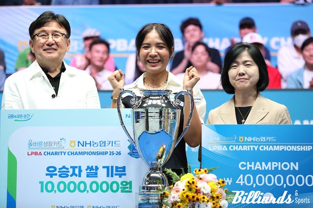 왼쪽부터 PBA 장상진 부총재와 우승자 스롱 피아비, NH농협카드 이민경 사장. NH농협카드는 1000만원의 쌀을 우승자 스롱 피아비의 이름으로 취약계층에 전달한다.&nbsp;