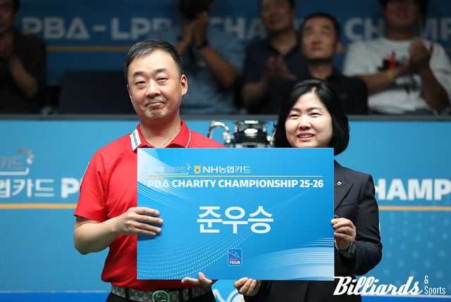 세 번째 결승전에 올라 세 번째 준우승을 차지한 엄상필. 오른쪽은 시상자 NH농협카드의 이민경 사장. 사진=고양/이용휘 기자