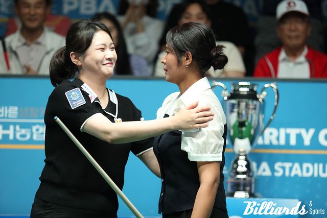 결승전이 끝난 후 스롱 피아비에게 축하를 전하는 김민아.