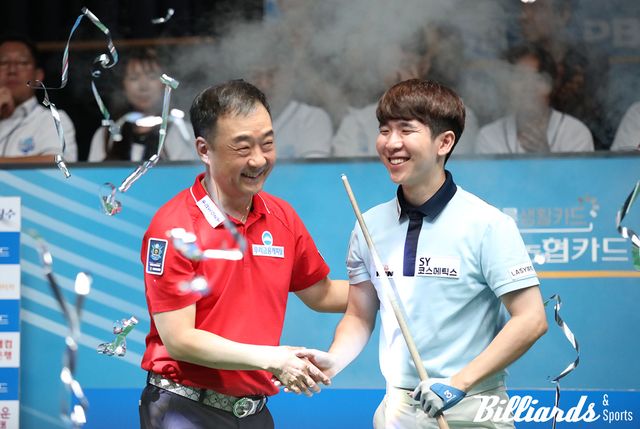 결승전이 끝난 후 모리에게 축하를 건네는 엄상필.