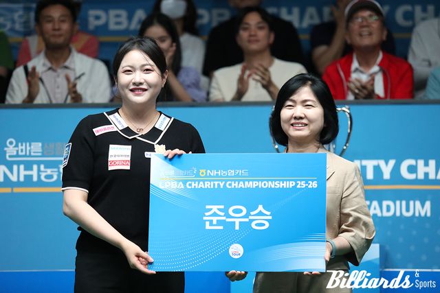 시즌 첫 결승에 오른 김민아가 준우승을 차지했다. 시상식에 선 김민아와 NH농협카드 이민경 사잔. 사진=고양/이용휘 기자