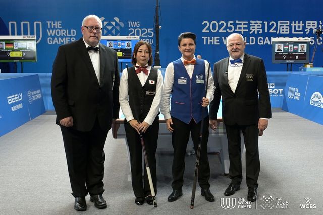 결승에 앞서 기념촬영하는 클롬펜하우어와 미야시타.