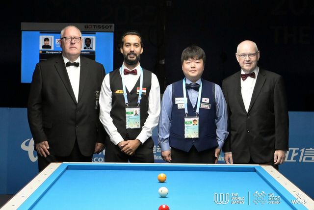 결승에 앞서 심판과 기념촬영한 조명우와 시덤.