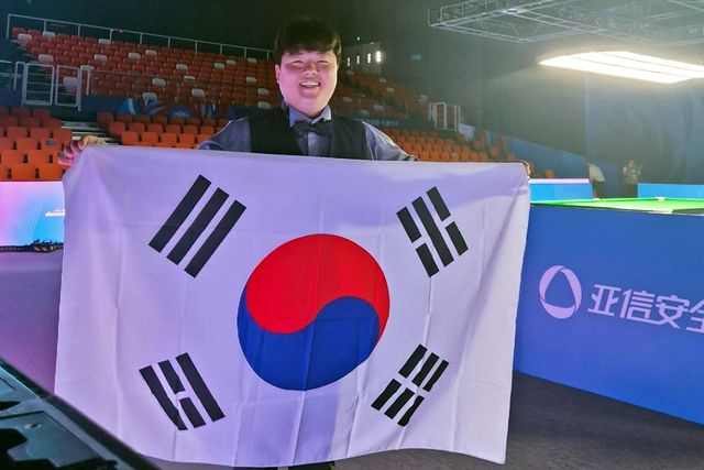 ㅜ'2025 청두 월드게임' 캐롬 3쿠션 남자부 금메달을 획득한 조명우가 태극기를 들고 기뻐하고 있다.&nbsp; 사진=대한당구연맹 제공&nbsp;