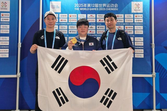 시상식 후 이번 대회에 국가대표로 함께 출전한 허정한(왼쪽)과 감독 홍진표(오른쪽)이 태극기를 펼쳐 들고 기념사진을 찍고 있다. 가운데는 금메달을 목에 건 조명우.&nbsp;