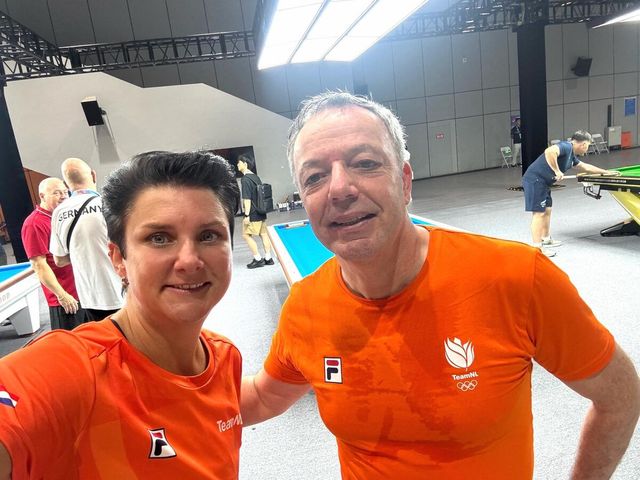 오렌지군단 유니폼을 입은 네덜란드의 테레사 클롬펜하우어와 딕 야스퍼스.. 두 선수는 이번 청두 월드게임 3쿠션 남녀부 동반우승을 목표로 출전했으나, 클롬펜하우어가 여자부 금메달을 획득한 반면에 야스퍼스가 뜻밖에 예선에서 탈락하면서 무산됐다.&nbsp; 사진=클롬펜하우어 SNS