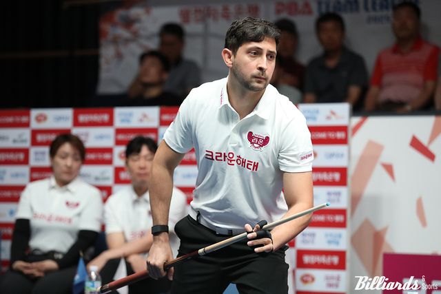 다비드 마르티네스(크라운해태)는 3세트 승부에서 패배 일보 직전에 역전승을 거두며 팀을 위기에서 구했다.