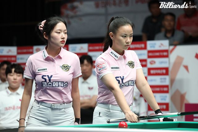 2세트 여자복식에서 승리한 에스와이 한지은(왼쪽)은 6세트를 패해 풀 세트 승부로 끌고가지 못했다.