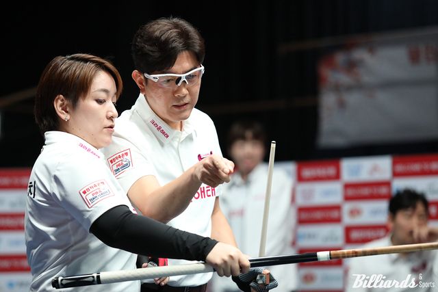 4세트 혼합복식에서 승리한 크라운해태 김재근-히가시우치 나쓰미.