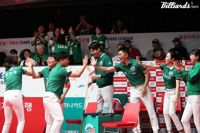 4세트 혼합복식에서 승리를 확정하고 하이파이브를 나누는 하나카드 선수들.