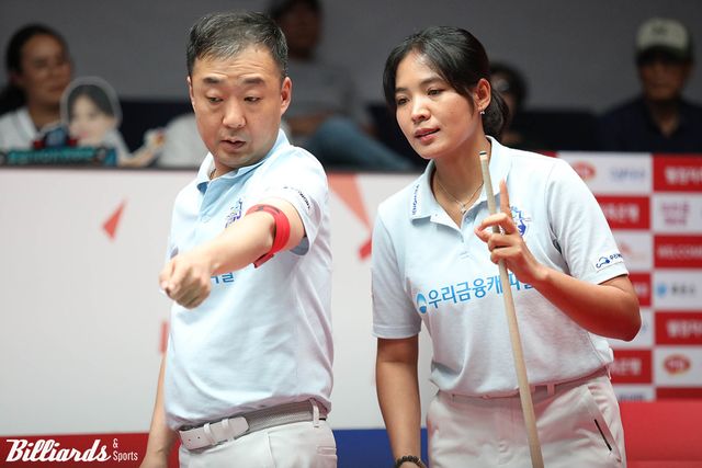 벤치타임아웃에서 스롱에게 작전 지시하는 우리금융캐피탈 리더 엄상필.