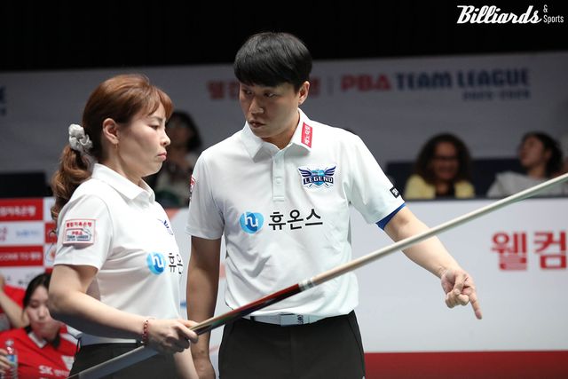 6세트를 따내 휴온스의 6연패를 막은 이신영과 휴온스 리더 최성원.&nbsp;