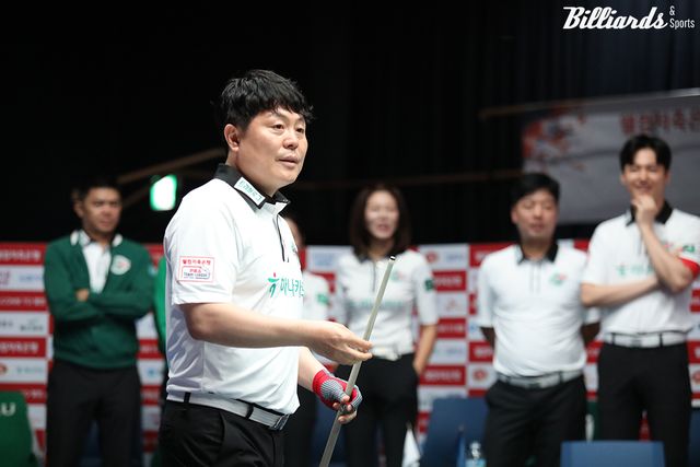 3세트 남자단식에서 팔라손에게 아깝게 2점 차로 패한 하나카드 리더 김병호.