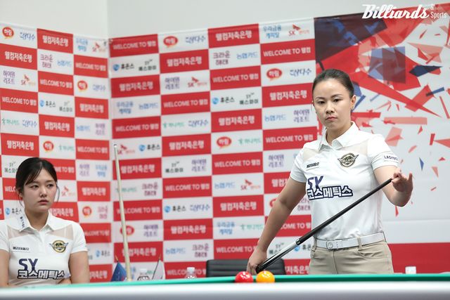 2세트 여자복식에서 8점을 치며 맹활약한 응우옌호앙옌니(에스와이).