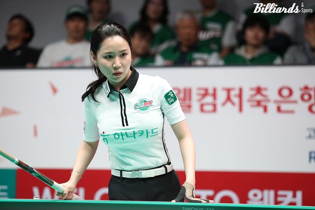 2세트 여자복식에 출전한 하나카드 김진아.