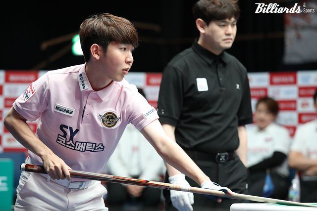 조재호와 대결하는 에스와이의 모리.