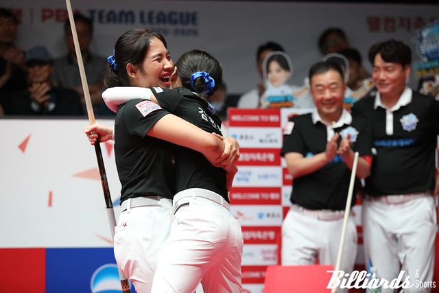 우리금융캐피탈의 스롱 피아비와 김민영이 2세트 승리 후 포옹하고 있다. 사진=고양/이용휘 기자