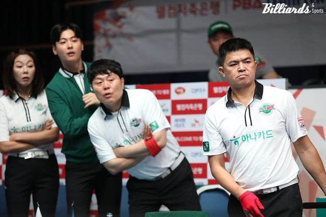 일어나서 경기를 지켜보는 하나카드 벤치.