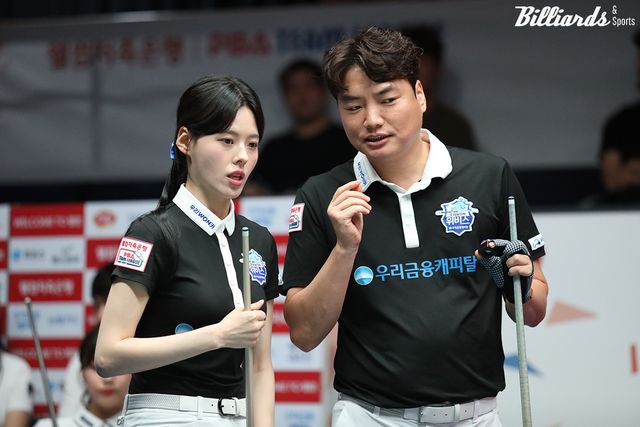 4세트 혼합복식을 승리한 우리금융캐피탈 강민구-서한솔.&nbsp; 사진=고양/이용휘 기자