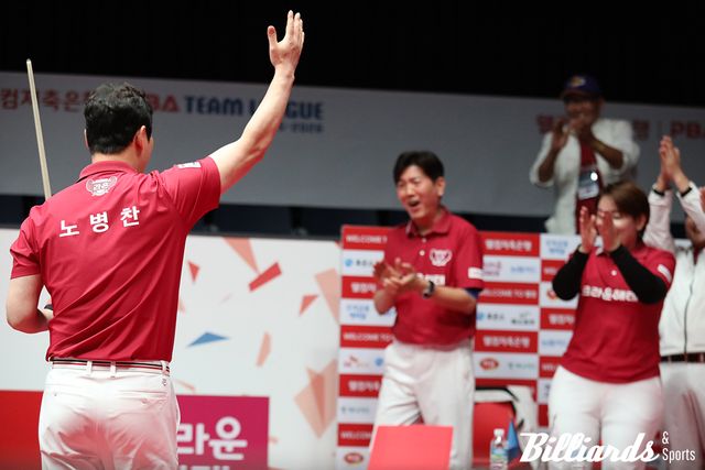 7세트에 하이런 9점을 치며 세트스코어 4-3의 승리를 확정한 노병찬과 환호하는 크라운해태 선수들. 사진=고양/이용휘 기자