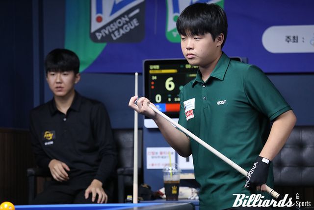 15세의 김현우는 김행직의 최연소 주니어 선수권 우승 기록에 도전한다.