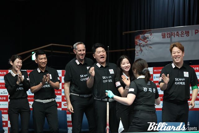 강지은이 6세트 승리로 세트스코어 3-3을 만들자 기뻐하는 SK렌터카.