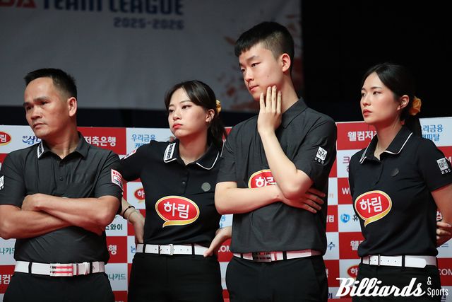 심각한 표정의 하림 벤치.