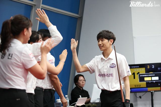 7세트를 승리한 임성균이 팀원들과 하이파이브를 하고 있다.