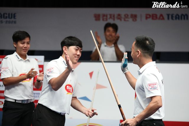 1세트 남자복식에서 승리 후 하이파이브를 하는 하림의 김준태와 쩐득민.