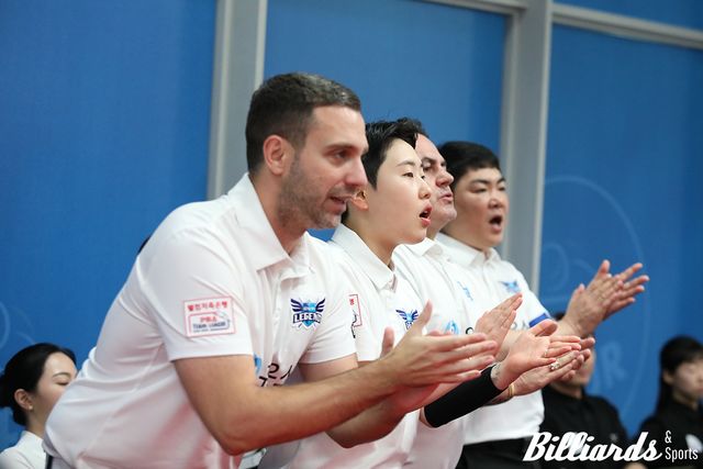 응원을 보내고 있는 휴온스 선수들.