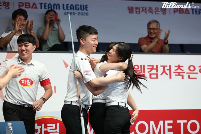 하림은 6세트에서 박정현이 승부를 마무리했다. 사진은 2라운드 첫 승리를 거두자 기쁨을 나누는 하림 선수들.&nbsp;사진=고양/이용휘 기자