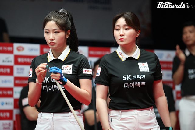 2세트 여자복식을 승리한 SK렌터카 조예은(왼쪽)과 강지은.