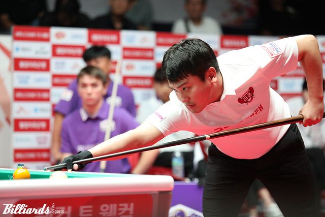 세트스코어 2-2에서 5세트를 승리한 오태준(크라운해태).