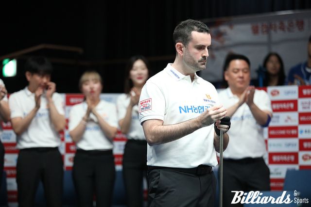 7세트에 차분하게 득점을 이어가는 몬테스와 지켜보는 동료들.