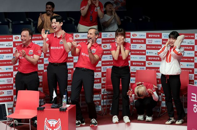 7세트에 짜릿한 1점 차 역전승을 거두고 기뻐하는 웰컴저축은행. 사진=PBA 제공