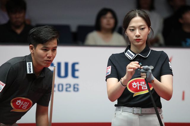 4세트 혼합복식에서 하이런 5점을 만들며 4이닝 만에 9:6의 역전승을 거둔 하림의 정보윤과 응우옌프엉린.