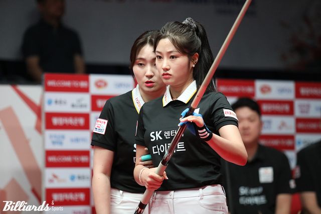 2세트를 승리한 SK렌터카의 조예은-강지은.