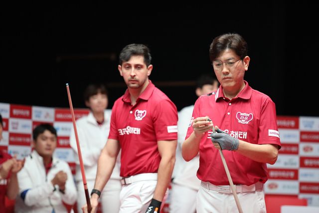 1세트 승리를 차지한 크라운해태의 김재근-다비드 마르티네스.